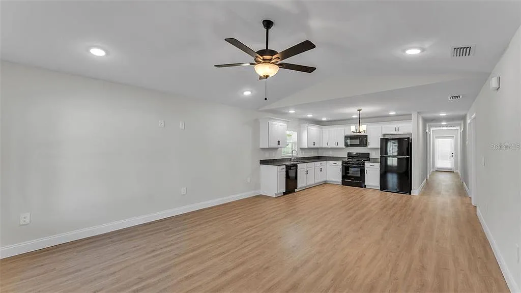 3 bed, 2.0 bath, 1484 sqft, $2,300 — Photo 2