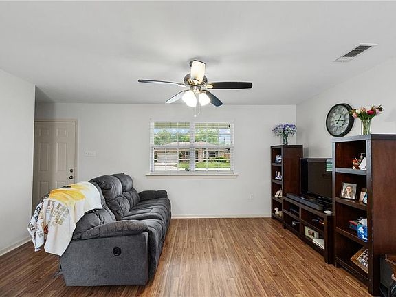 5th image of 2709 Jeanne St