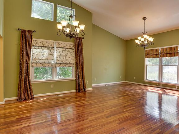 Two story entry way, dinning room