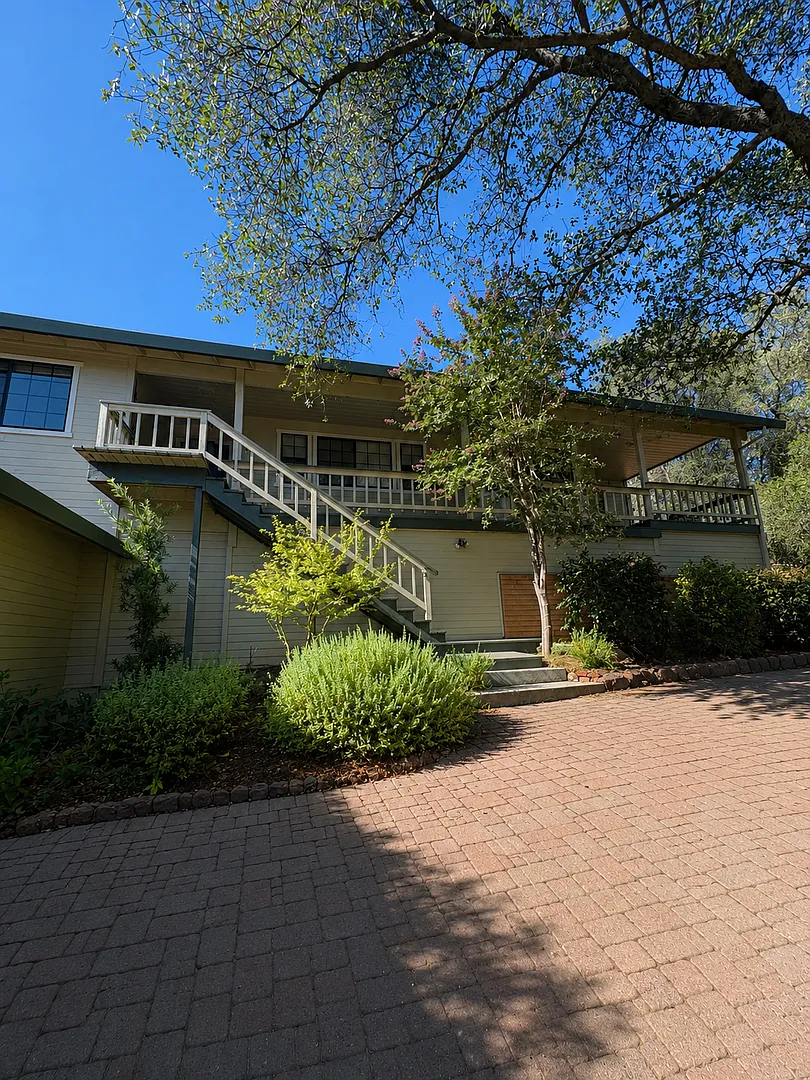 Charming 3-Bed Auburn Retreat on Half-Acre Lot with 3-Car Garage — Photo 1