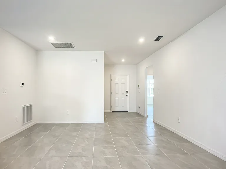736 SW 5th St — Photo 10