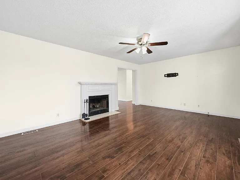 1361 Jenny Ln — Photo 9