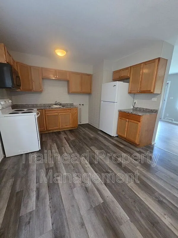 4 bed, 1.0 bath, 1176 sqft, $1,399 — Photo 2