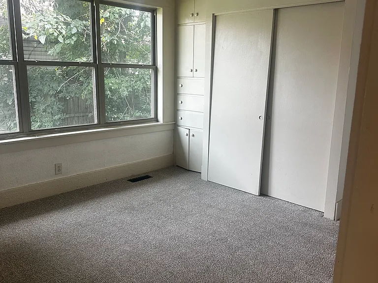 810 E Miami Ave — Photo 11