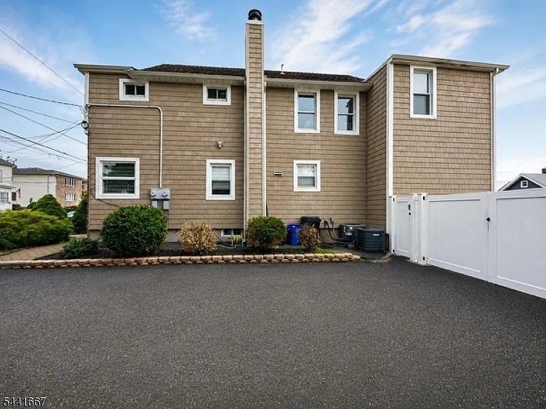 408 Forest St — Photo 4