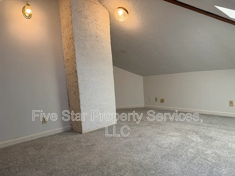 229 W Allen St — Photo 14