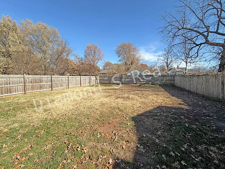 2214 N East Ave — Photo 22