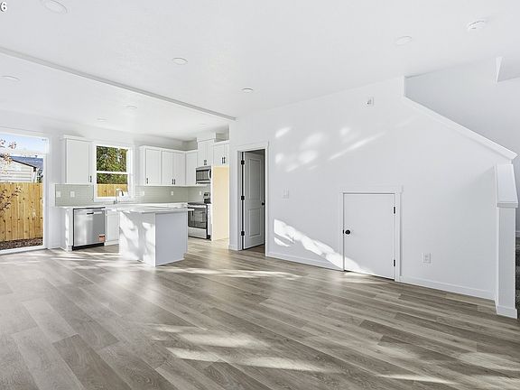 5th image of 8722 SE Bybee Blvd