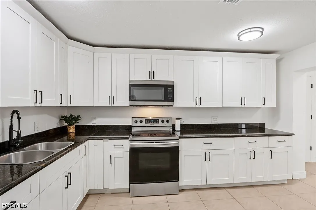 3 bed, 2.0 bath, 1378 sqft, $2,000 — Photo 2