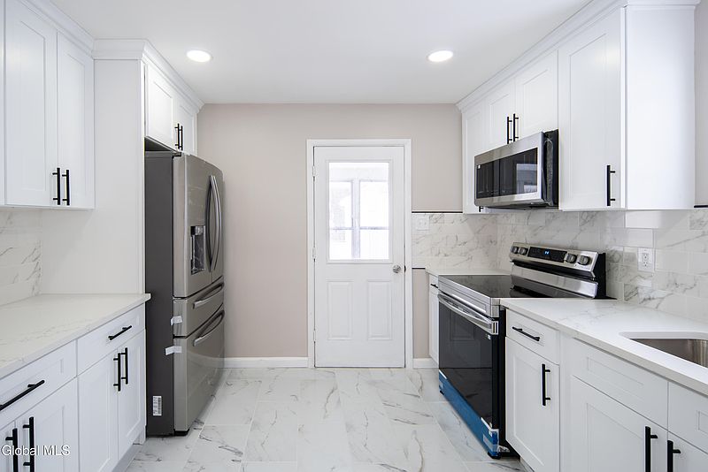 3rd image of 59 Lawnridge Avenue