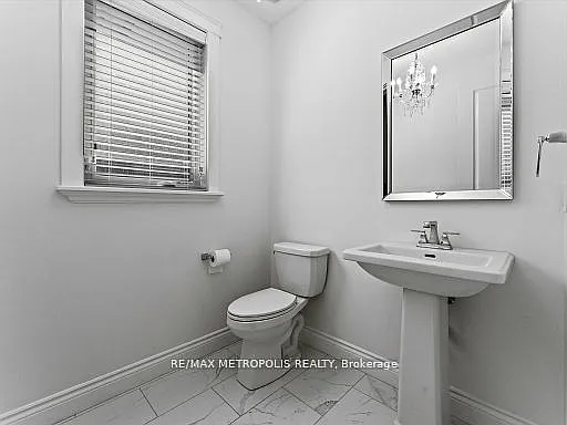 925 Lakewood Cres — Photo 15