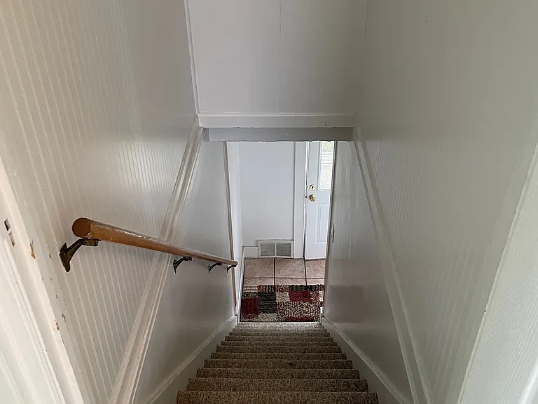 1129 1/2 Pennoyer Ct — Photo 32
