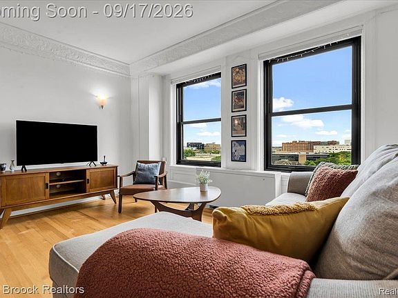 4th image of 15 E Kirby St APT 820