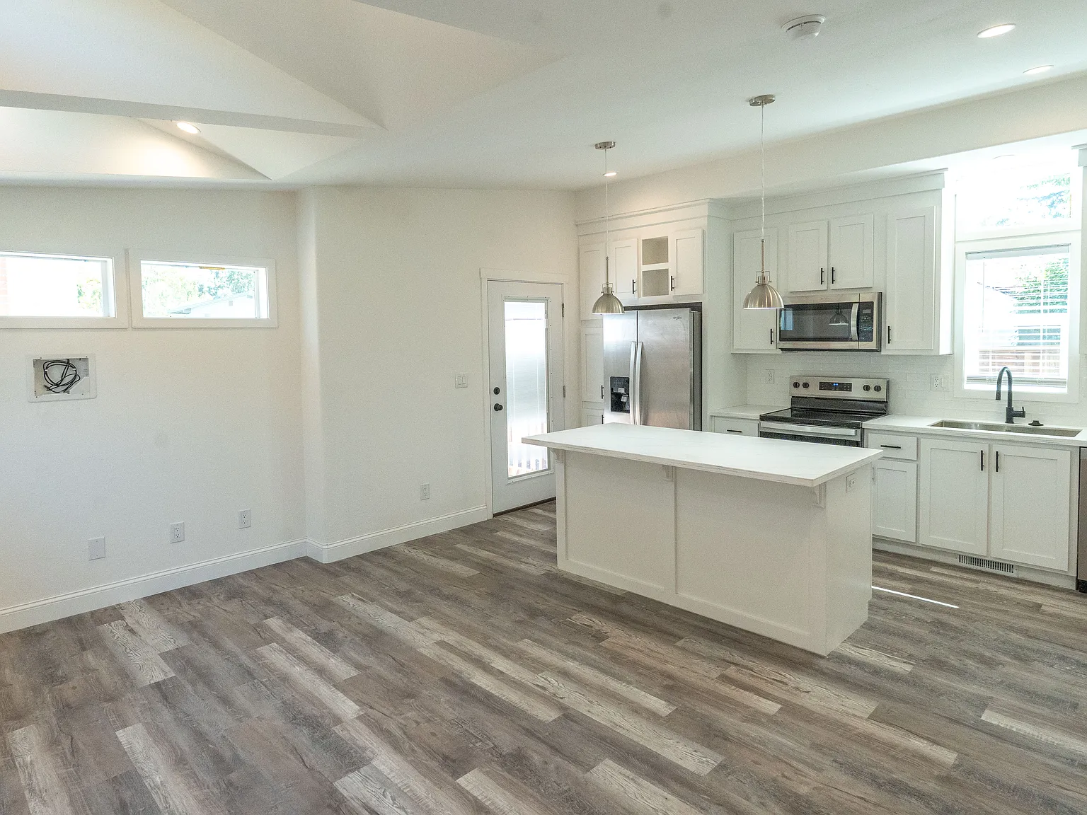 2 bed, 750 sqft, $3,200 — Photo 3