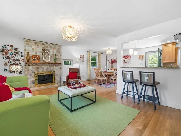 12 Parsons Ter, Dedham, MA 02026