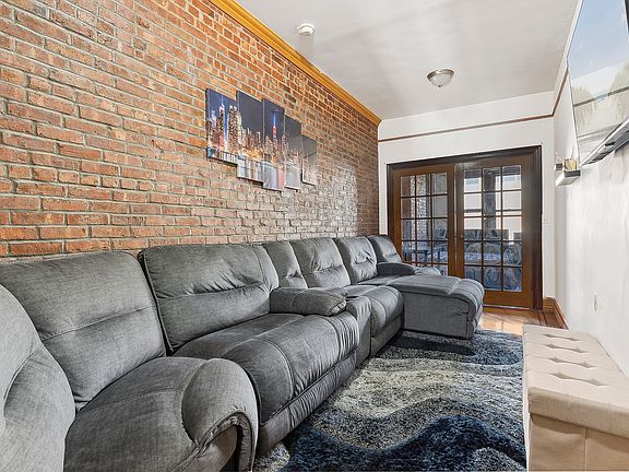2nd image of 488 Kosciuszko St APT 1R