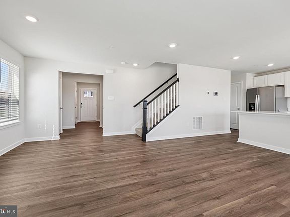4th image of 293 Long Branch Ln