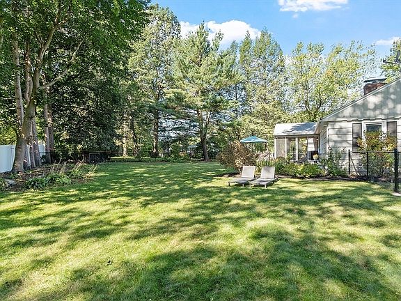 4th image of 12 Brentwood Dr