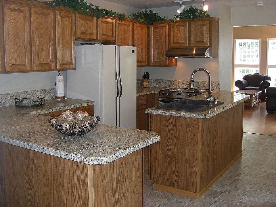 Updated Main Kitchen with Granit Counters