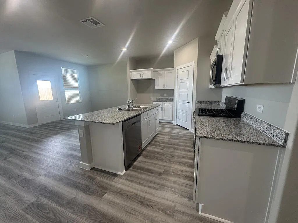 4 bed, 2.0 bath, 1850 sqft, $2,650 — Photo 3