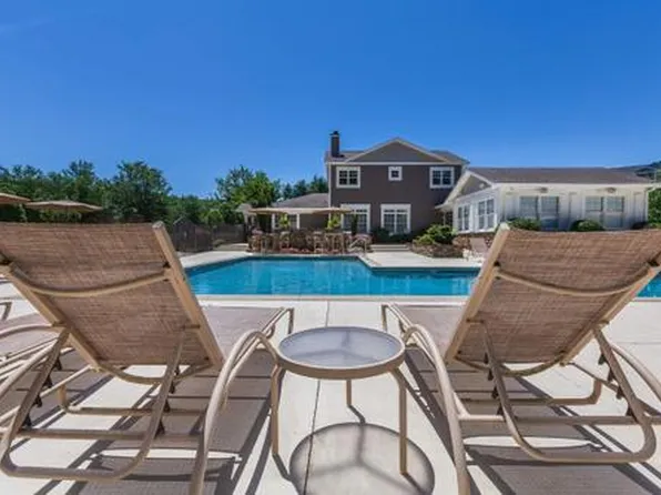 600 Vista Lake Dr APT 208, Candler, NC 28715