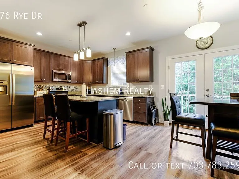 976 Rye Dr — Photo 2
