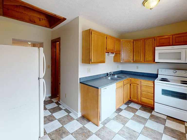 1366 Indianola Ave — Photo 1