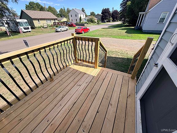 4th image of 683 Cedar St