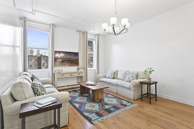 1st image of 414 W 45th St