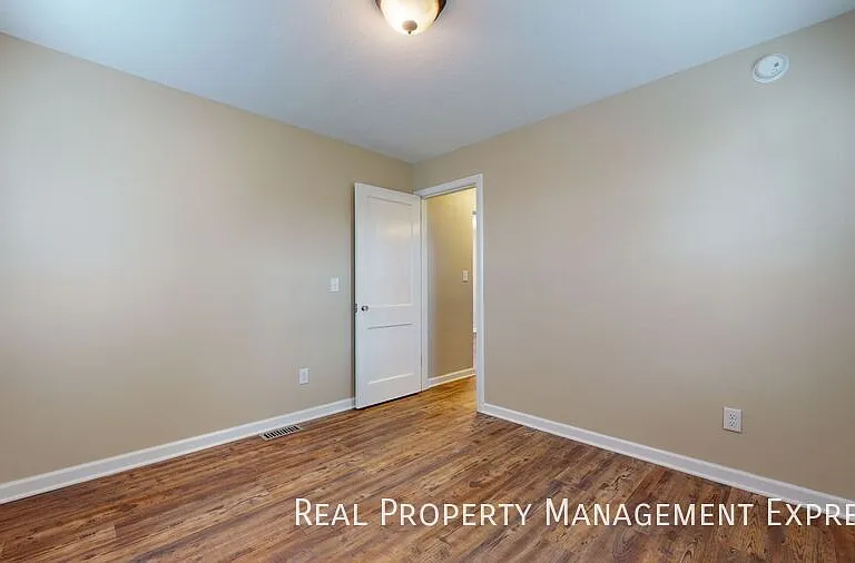 411 S Willow Ave — Photo 6