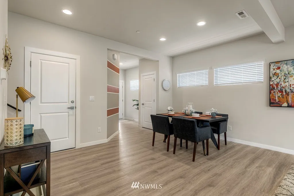 3 bed, 2.5 bath, 1609 sqft, $3,255 — Photo 2