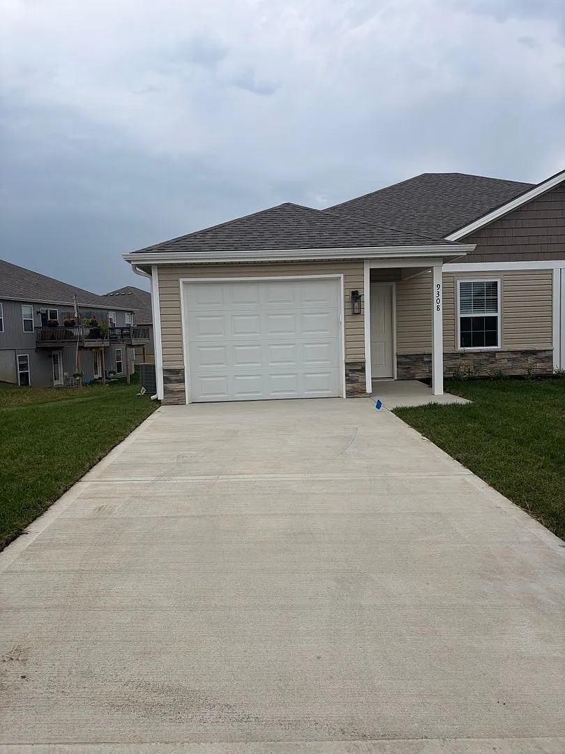 Ranch style 3-bedroom 2 bath home with maintenance free living — Photo 2