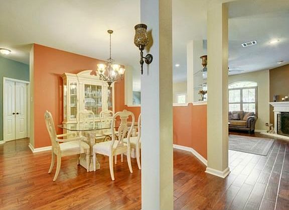 This floor plan makes it easy to entertain!