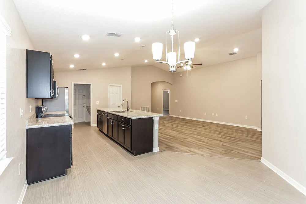 4 bed, 2.0 bath, 1819 sqft, $2,275 — Photo 4