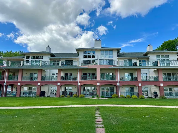1605 Chalstrom Beach Rd, Okoboji, IA 51355