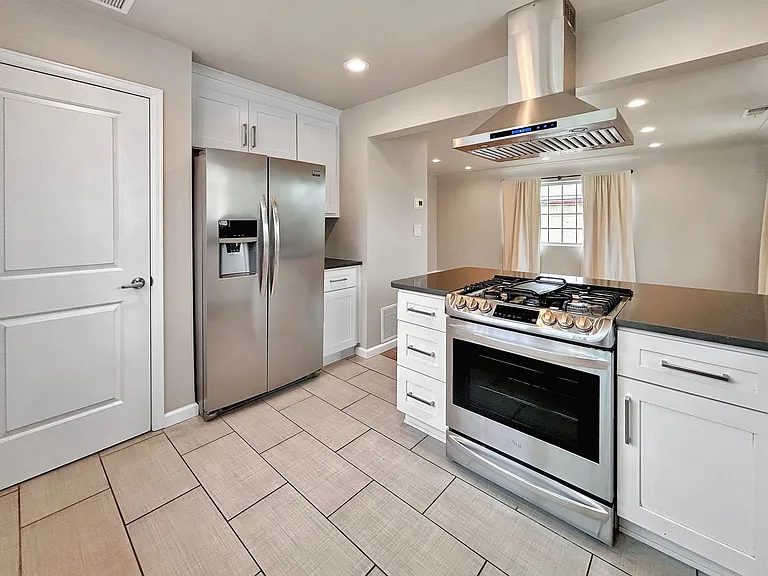 Sloan's Lake: 2-Bedroom Unit With High-End Finishes — Photo 10