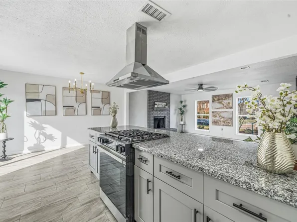 713 Sugar Hill Dr, La Porte, TX 77571