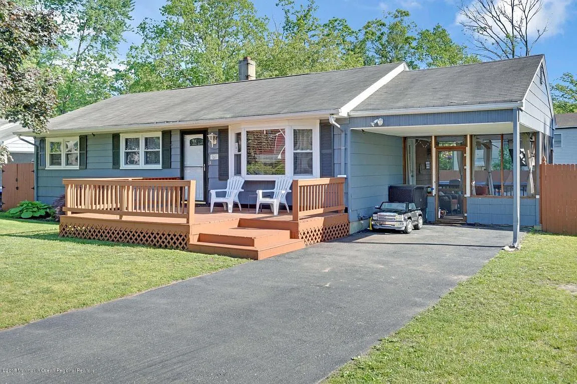 23 Sands Point Dr photo 1