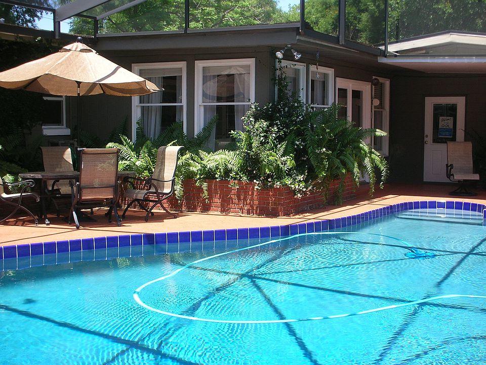 Lg. Enclosed Pool & Patio