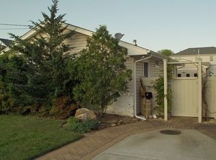 35 Park Lane Pl, Massapequa, NY 11758