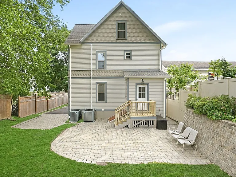 834 John St — Photo 19