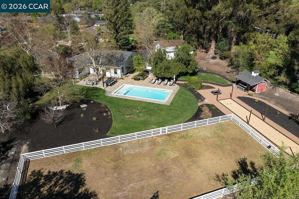 10 Donna Ln photo 1