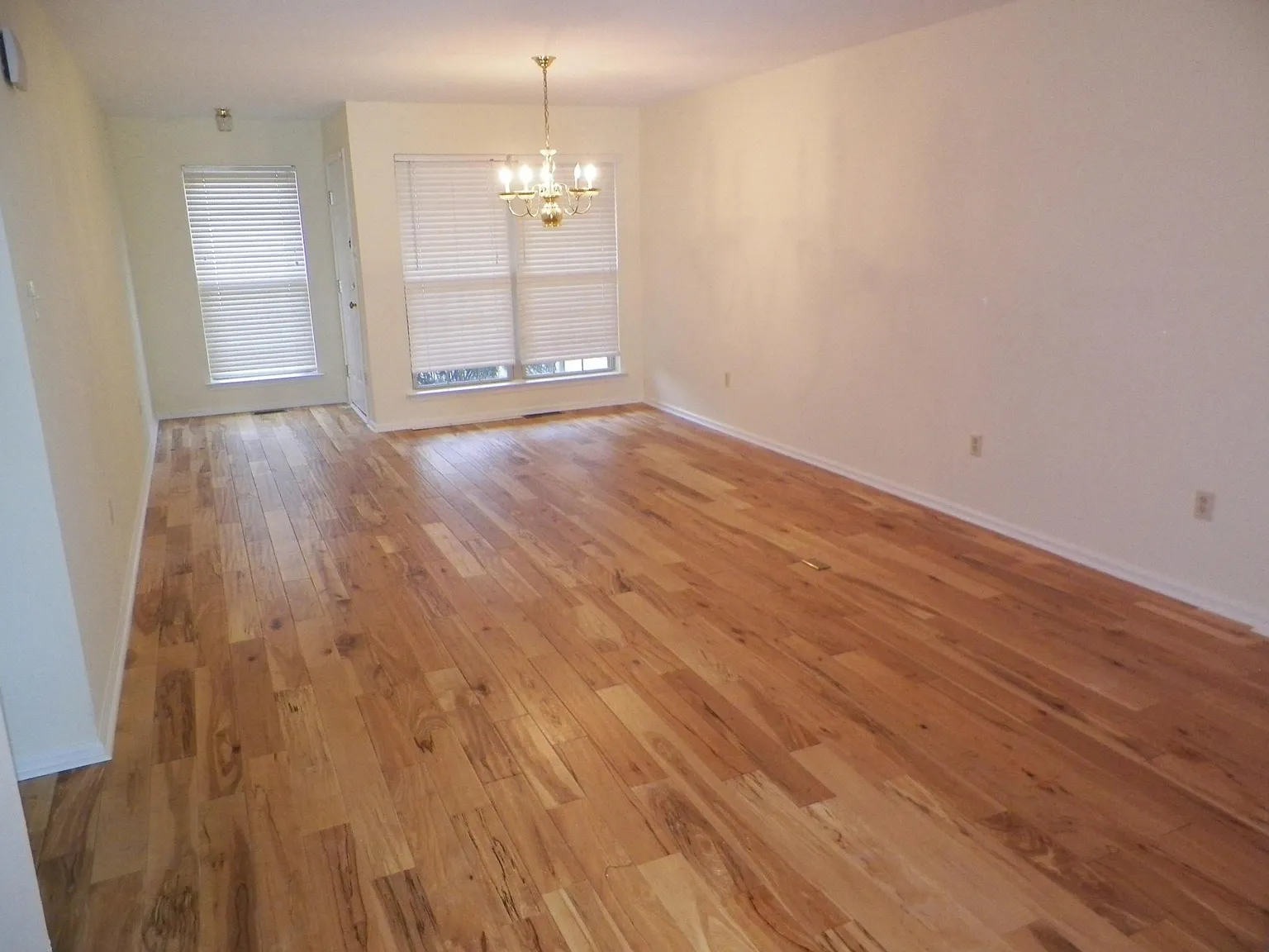 3 bed, 2.5 bath, 1912 sqft, $2,900 — Photo 2
