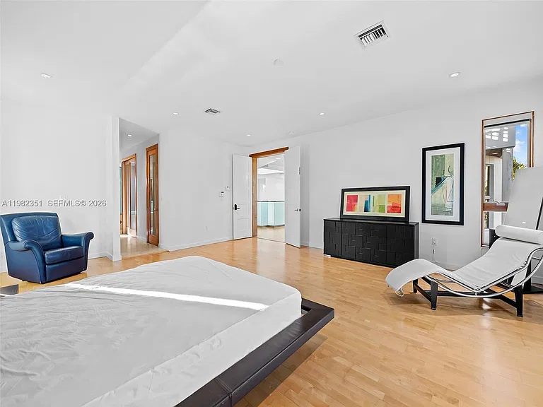 450 Victoria Ter — Photo 16