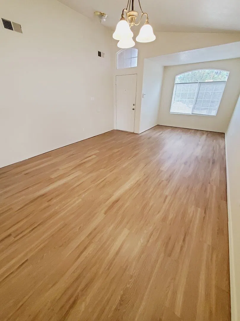 Stunning and Spacious 3 bed 2.5 bath home in Huning Ranch! — Photo 3