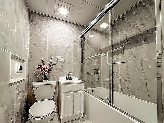 4th image of 248 W 35th St #806