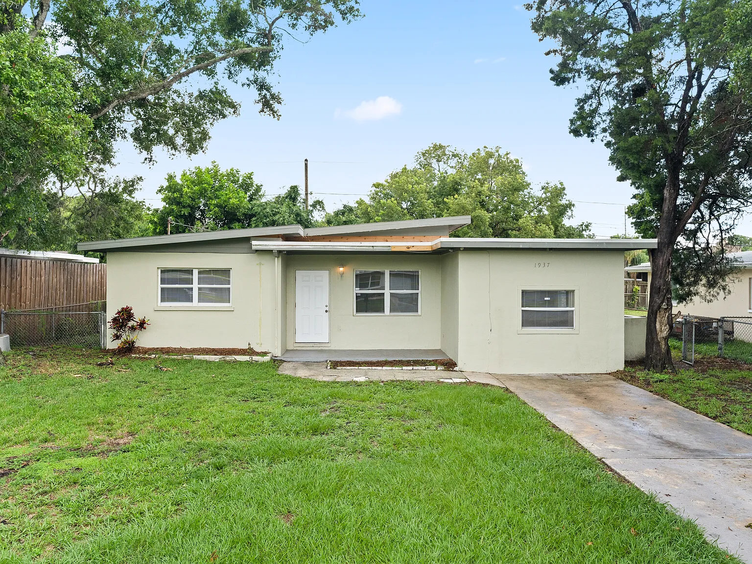 4 bed, 1215 sqft, $2,400 — Photo 1
