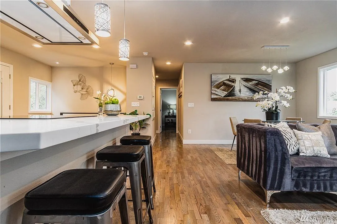 5 bed, 2100 sqft, $4,800 — Photo 4