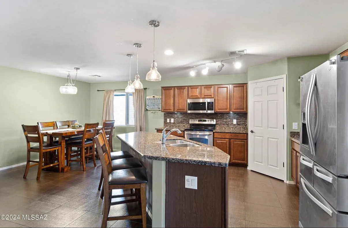5 bed, 2428 sqft, $3,400 — Photo 4