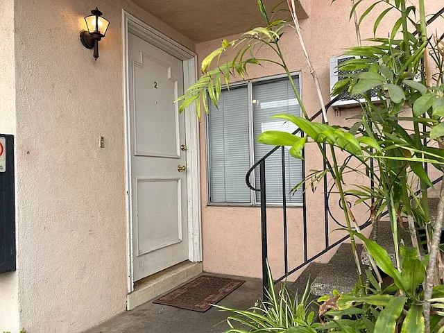 Beautiful Westwood Apartment with
private entry in a six-unit building.